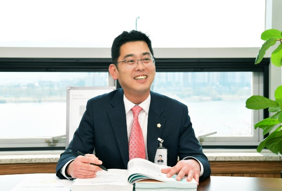 송진욱.jpg
