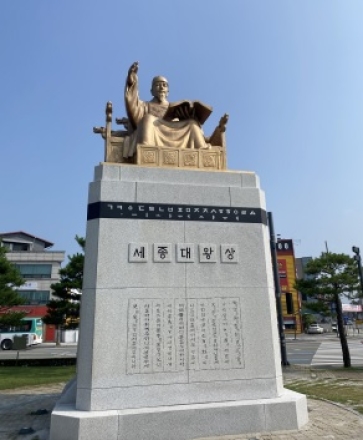 세종대왕 동상, 검은빛 걷어내고 황금빛 위엄 되살아나다