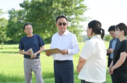 이충우 시장, 시민건강도시 맨발걷기로 함께해요