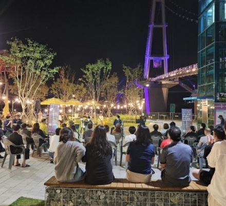 여주 남한강 출렁다리, 가을밤 물든 <여강 폴 나잇 버스킹> 종료