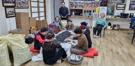 농한기에 어르신 공동작업으로 웃음 활짝