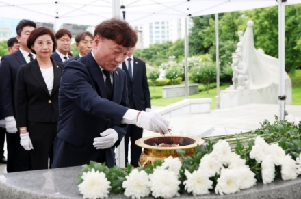 남종섭 의장 등 신임 의장단, 현충탑 참배로 의정활동 본격화
