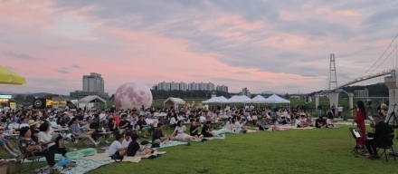 여주 남한강 출렁다리 여름밤 수놓은 '별빛극장'