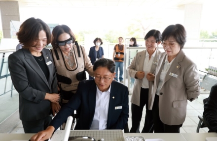 양평군노인복지관,‘제 1회 두물 작은 바자회’서 노인권익증진캠페인 및 AI를 이겨라! 오목왕 선발전 운영