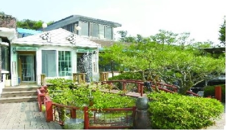 녹음 사이로 오리불고기 향기가 솔솔 불어와