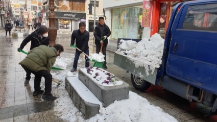 이천 상인회, 겨우내 쌓인 중앙로 눈 치우기에 구슬땀