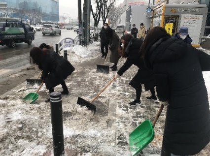 신동헌 시장, 공직자·시민 합심해 내 집앞 눈치우기 나서