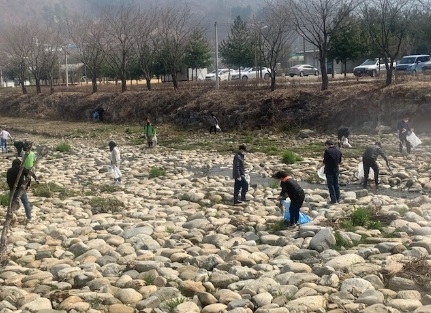 여주시 산북면노인회, ‘용담천’ 봄맞이 대청소