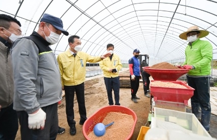 이항진 여주시장, 못자리 설치 농가 현장 방문