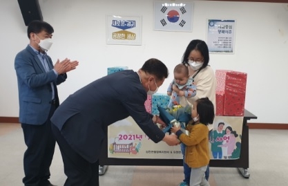 강천면 지역사회보장협의체, ‘출산 축하 선물’ 전달