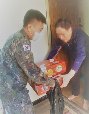 육군 제11사단 공병대대, 홀몸어르신 찾아 후원물품 전달