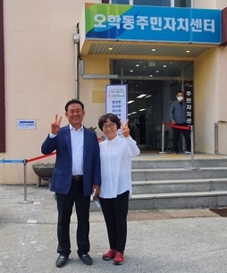 사전투표소 찾은 국민의힘 이충우 여주시장 후보