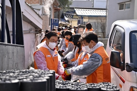 행복한 동행 가족봉사단, 사랑의 연탄 모으기 성금 전달에 배달까지!