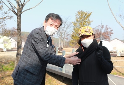 여주도시관리공단, 시니어 직원을 위한 동계 물품 전달식 진행