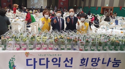 신천지자원봉사단 이천지부, 여주 지역봉사자에 ‘다다익선’ 화분 전달
