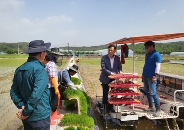 여흥동장 모내기 현장 방문으로 소통행정 펼쳐...