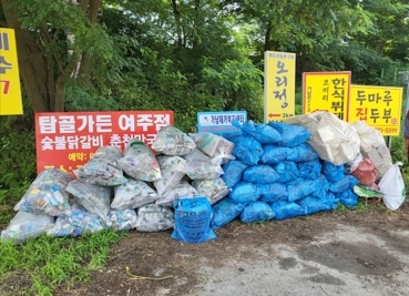 가남읍 주요 도로변 방치생활폐기물 청소 연장 실시