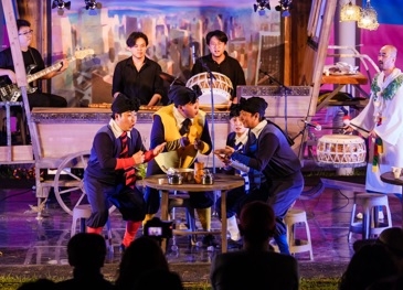 현대인에게 위로를 전하는 광대들의 거리극!