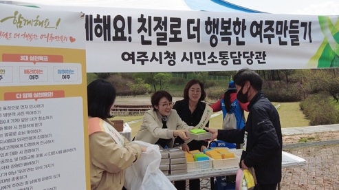 ‘사진 찍고’, ‘추억 남기는’