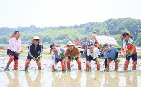 서광범 도의원, 여주 모내기행사에 도지사 초청