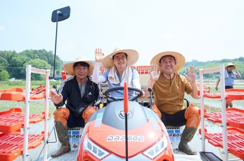 김동연 지사, 여주시 모내기현장 찾아 청년농업인 격려