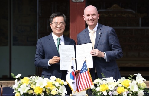 김동연, 화성행궁 유여택서 콕스 유타주지사와 자매결연 액션플랜 사인...