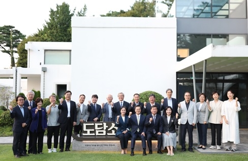 김동연, 전해철 위원장과 제2기 도정자문위원회 출범. 첫 회의 열어