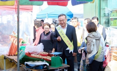 이충우 여주시장,  ‘소상공인 친절 캠페인’ 참여