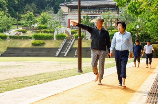 이천시, 서희테마파크에 ‘힐링 황톳길’ 조성…야간 산책도 OK!